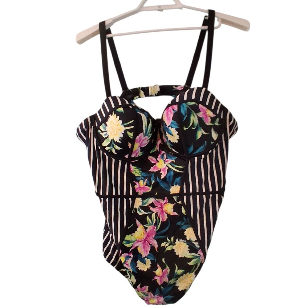 Torrid swimsuit 5x D DD  cup slim fix underwire piping one piece